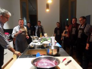 Unter Anleitung wird ein Drei-Gänge-Menü zubereitet.